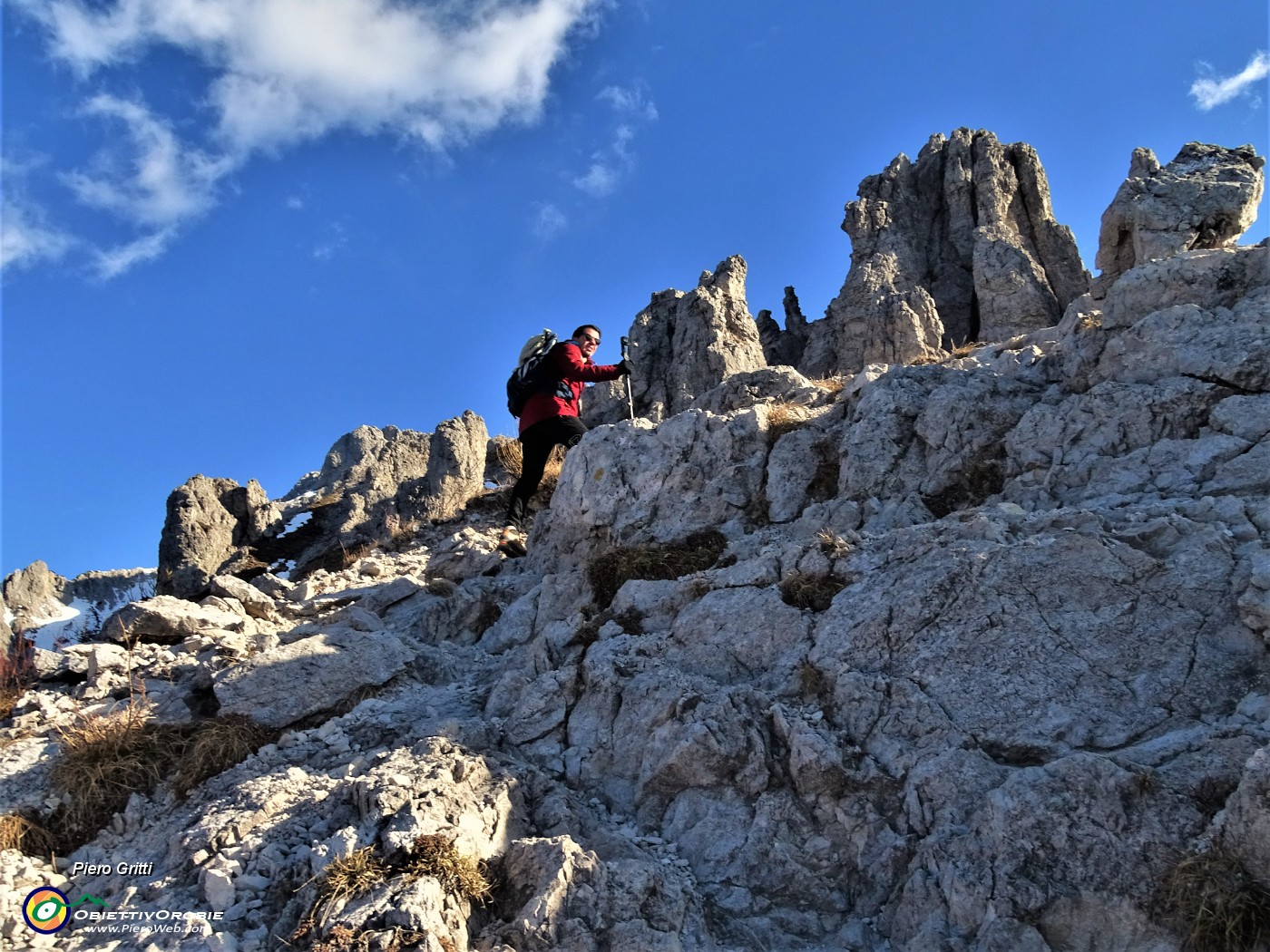 43 Proviamo a salire verso il Colle Garibaldi, ma soffia vento forte e gelido.JPG